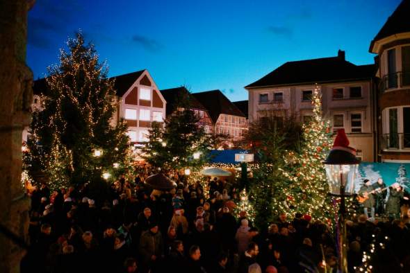Foto: Blick in die Lange Straße mit Weihnachtsbäumen und vielen Menschen