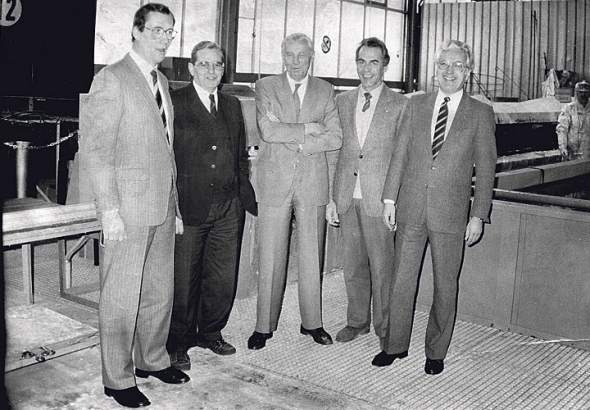 SW-Foto: Die fünf Gründer stehen in einer Werkhalle